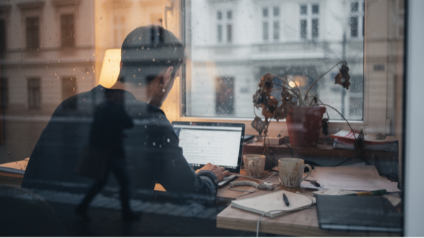 Remote Worker am Schreibtisch