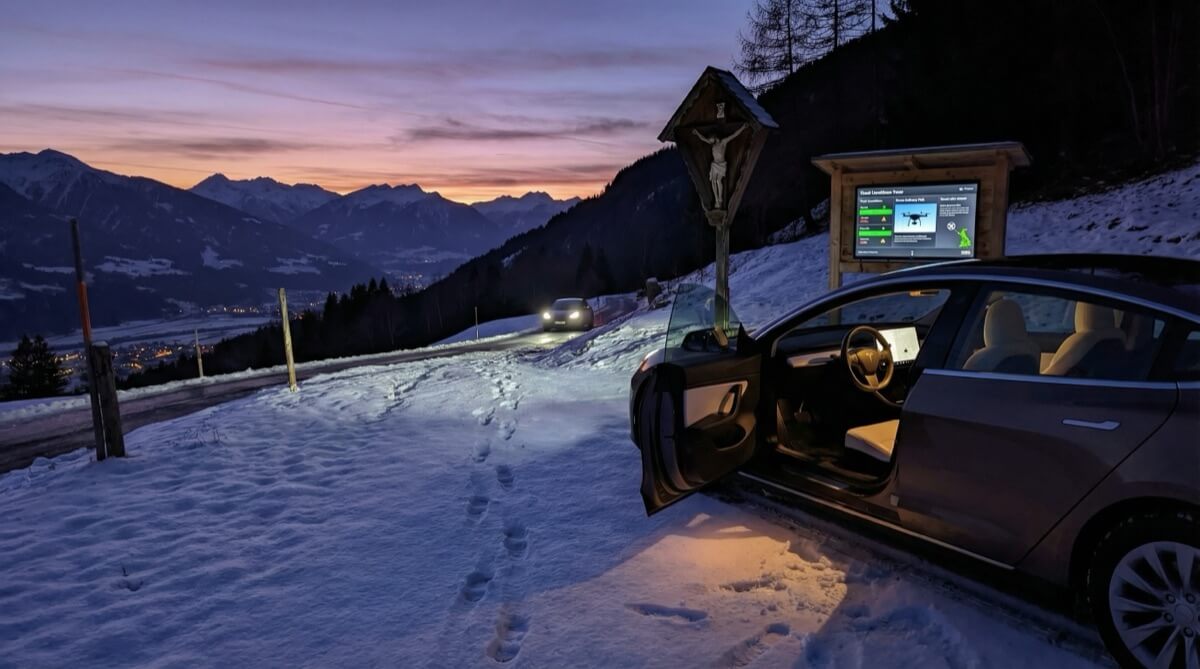 Auto wartet am Bergparkplatz