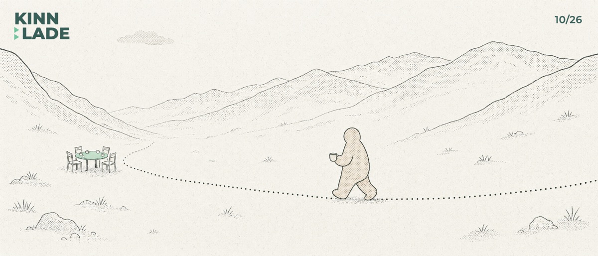 Illustration: Eine gesichtslose Figur geht mit einer Tasse in der Hand eine gepunktete Spur entlang durch ein weites Tal nach links, am Ende der Spur steht ein kleiner runder Tisch mit vier leeren Stühlen, der Tisch leuchtet mintfarben