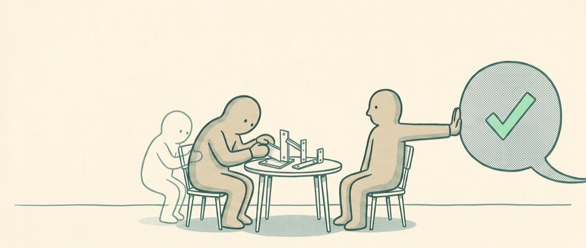 Zwei Figuren an einem kleinen Tisch bauen an einem krummen, unfertigen Teil. Von rechts schiebt sich dasselbe Teil riesig und perfekt gefertigt ins Bild, eine der Figuren hält es mit flacher Hand auf